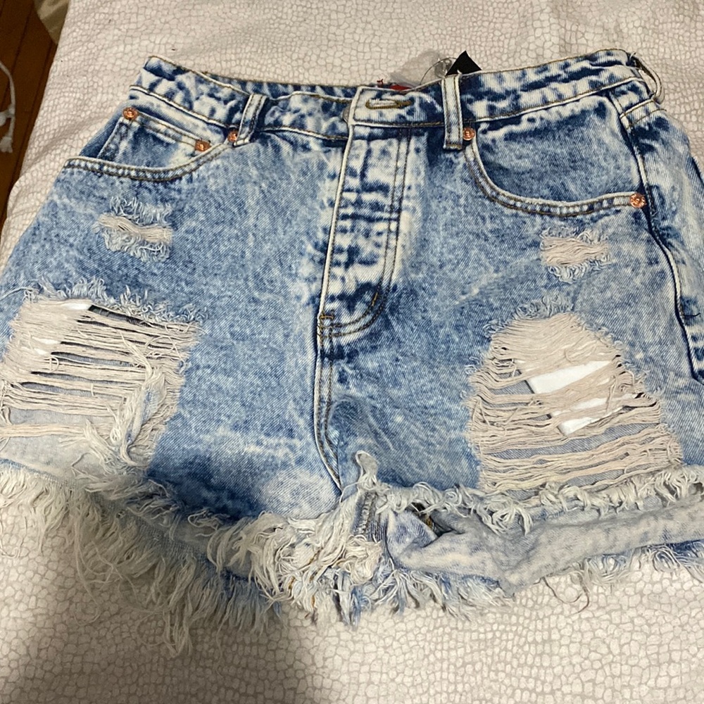I’m selling a Brand New Shorts with the Tag still on it.